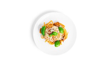 Kiraz domatesli Bucatini makarna, tavuk fileto, parmesan peyniri ve fesleğen beyaz arka planda..