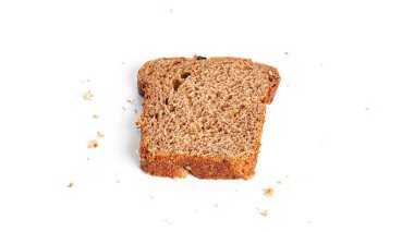 Beyaz arka planda kurumuş meyveli siyah çavdar ekmeği..