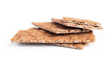 Beyaz arka planda izole edilmiş çavdar ekmeği..