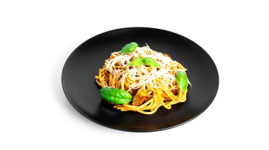 Kiraz domatesli Bucatini makarna, tavuk fileto, parmesan peyniri ve fesleğen beyaz arka planda..