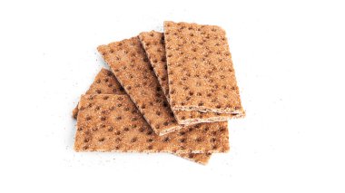 Beyaz arka planda izole edilmiş çavdar ekmeği..