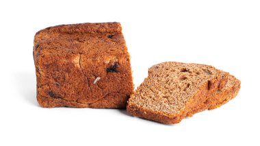 Beyaz arka planda kurumuş meyveli siyah çavdar ekmeği..