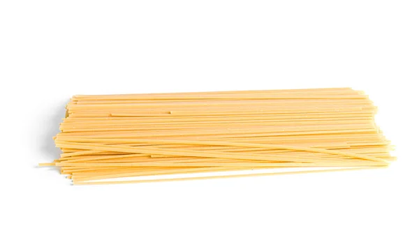 Rauwe bucatini pasta geïsoleerd op een witte achtergrond. — Stockfoto