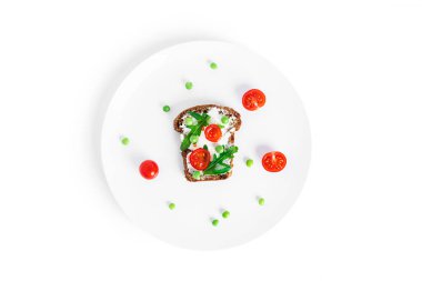 Beyaz arka planda izole edilmiş krem peynirli ve sebzeli Kadehler izole. Sandviç izole edilmiş. Sebzeli ve peynirli sandviç..