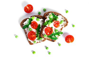 Beyaz arka planda izole edilmiş krem peynirli ve sebzeli Kadehler izole. Sandviç izole edilmiş. Sebzeli ve peynirli sandviç..