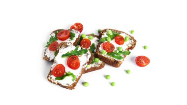 Beyaz arka planda izole edilmiş krem peynirli ve sebzeli Kadehler izole. Sandviç izole edilmiş. Sebzeli ve peynirli sandviç..