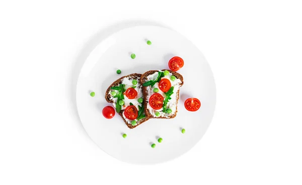 Bruschetta z serem śmietankowym i warzywami na białym tle. Toasty odizolowane. Kanapka odizolowana. Kanapka z warzywami i serem. — Zdjęcie stockowe