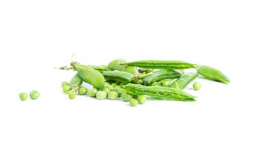 Beyaz zemin üzerinde yeşil bezelyeler izole.