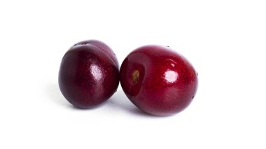 Beyaz arka planda izole edilmiş kiraz. Beyaz arka planda vişneli böğürtlen. Kırmızı böğürtlenler izole.