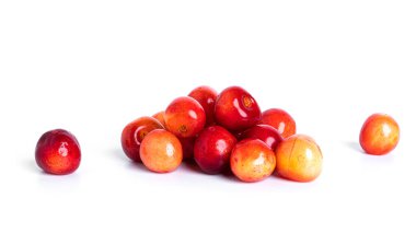 Beyaz arka planda izole edilmiş kiraz. Beyaz arka planda vişneli böğürtlen. Kırmızı böğürtlenler izole. Sarı kiraz.