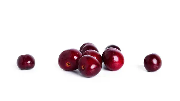 Cherry terisolasi pada latar belakang putih. Beri ceri manis dengan latar belakang putih. Beri merah terisolasi. — Stok Foto