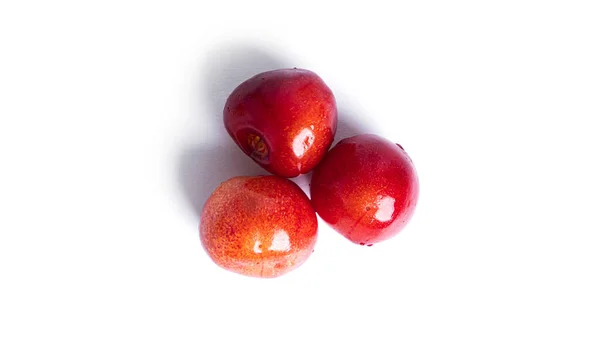 Wiśnia odizolowana na białym tle. Jagody wiśniowe na białym tle. Czerwone jagody są izolowane. Wiśnia żółta. — Zdjęcie stockowe