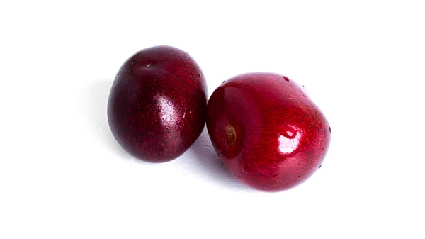 Cherry isolato su uno sfondo bianco. Bacche di ciliegia dolci su sfondo bianco. Bacche rosse sono isolati. — Foto Stock