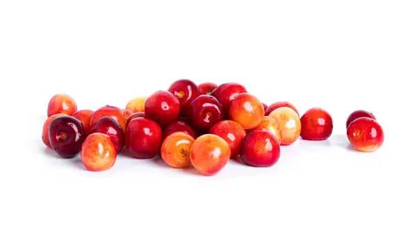 Вишивка ізольована на білому тлі. Солодкі вишневі ягоди на білому тлі. Червоні ягоди ізольовані. Жовта вишня. — стокове фото