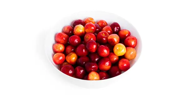 Cherry terisolasi pada latar belakang putih. Beri ceri manis dengan latar belakang putih. Buah merah terisolasi. cherry kuning. — Stok Foto