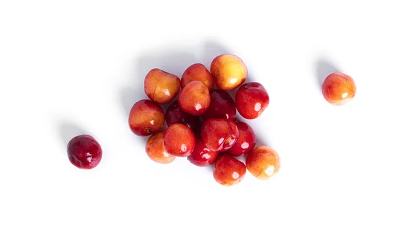 Cherry terisolasi pada latar belakang putih. Beri ceri manis dengan latar belakang putih. Buah merah terisolasi. cherry kuning. — Stok Foto