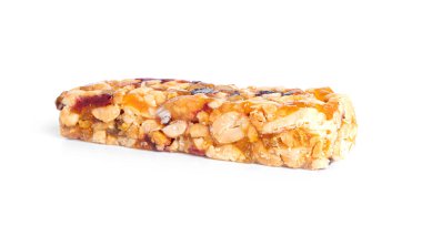 Beyaz arka planda fındıklı ve kuru meyveli granola bar..