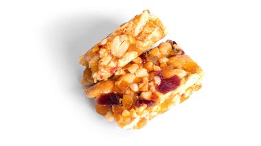 Beyaz arka planda fındıklı ve kuru meyveli granola bar..