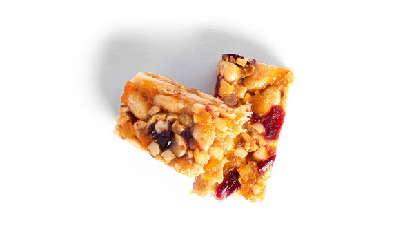 Granola bar aux noix et fruits secs isolé sur fond blanc. — Photo