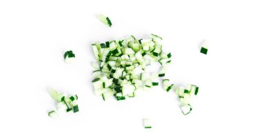 Salatalık beyaz arka planda izole edilmiş. Salatalıklar izole edilmiş. Kesilmiş salatalık. Salatalık parçaları..