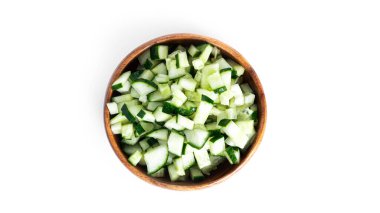 Salatalık beyaz arka planda izole edilmiş. Salatalıklar izole edilmiş. Kesilmiş salatalık. Salatalık parçaları..