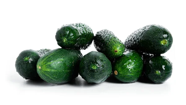 Komkommer geïsoleerd op witte achtergrond. Komkommers geïsoleerd. — Stockfoto
