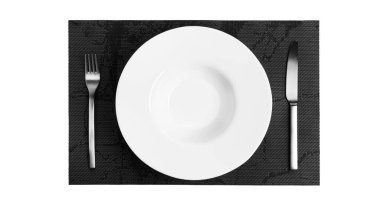 Çatal bıçakla işaret dili. Beyaz arka planda izole edilmiş çatal bıçak takımı olan bir tabak. Tabak, bıçak, çatal beyaz arka plan.