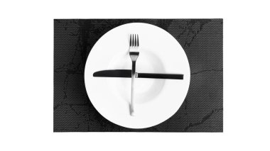 Çatal bıçakla işaret dili. Beyaz arka planda izole edilmiş çatal bıçak takımı olan bir tabak. Tabak, bıçak, çatal beyaz arka plan.