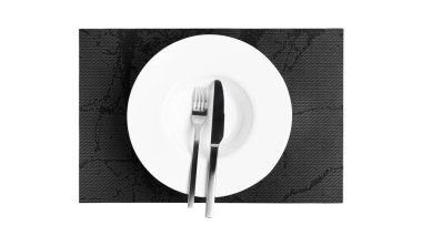 Çatal bıçakla işaret dili. Beyaz arka planda izole edilmiş çatal bıçak takımı olan bir tabak. Tabak, bıçak, çatal beyaz arka plan.