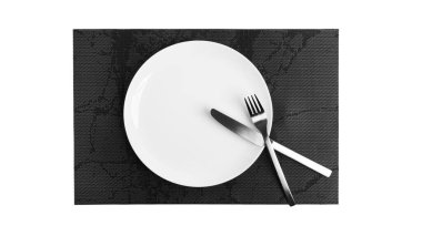 Çatal bıçakla işaret dili. Beyaz arka planda izole edilmiş çatal bıçak takımı olan bir tabak. Tabak, bıçak, çatal beyaz arka plan.