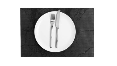 Çatal bıçakla işaret dili. Beyaz arka planda izole edilmiş çatal bıçak takımı olan bir tabak. Tabak, bıçak, çatal beyaz arka plan.