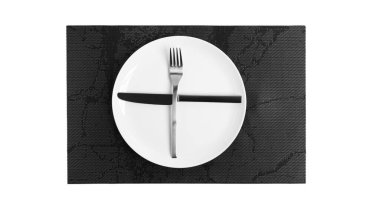 Çatal bıçakla işaret dili. Beyaz arka planda izole edilmiş çatal bıçak takımı olan bir tabak. Tabak, bıçak, çatal beyaz arka plan.