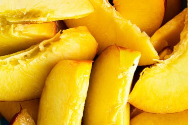 Nektarin beyaz bir arkaplanda izole edilmiş. Nektarin meyvesi.