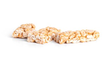  Fıstık ezmesi, beyaz arka planda izole edilmiş. Karamelli fıstık. Doğal çikolata..