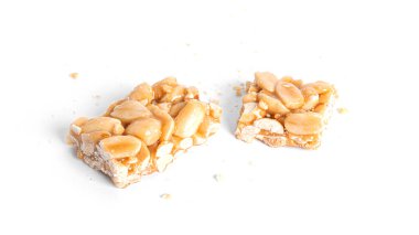  Fıstık ezmesi, beyaz arka planda izole edilmiş. Karamelli fıstık. Doğal çikolata..