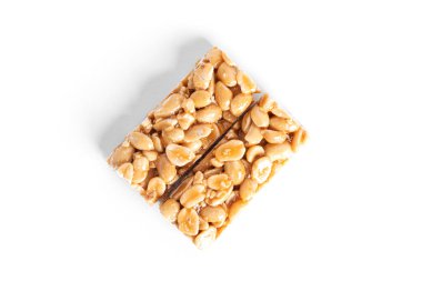  Fıstık ezmesi, beyaz arka planda izole edilmiş. Karamelli fıstık. Doğal çikolata..