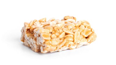  Fıstık ezmesi, beyaz arka planda izole edilmiş. Karamelli fıstık. Doğal çikolata..