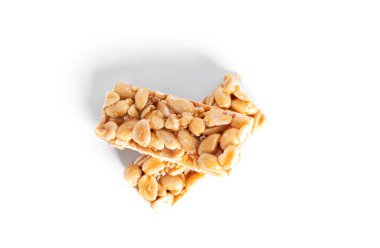  Fıstık ezmesi, beyaz arka planda izole edilmiş. Karamelli fıstık. Doğal çikolata..