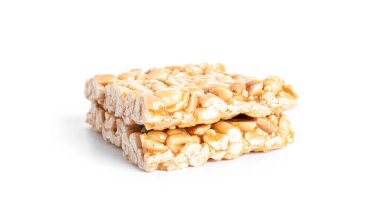  Fıstık ezmesi, beyaz arka planda izole edilmiş. Karamelli fıstık. Doğal çikolata..