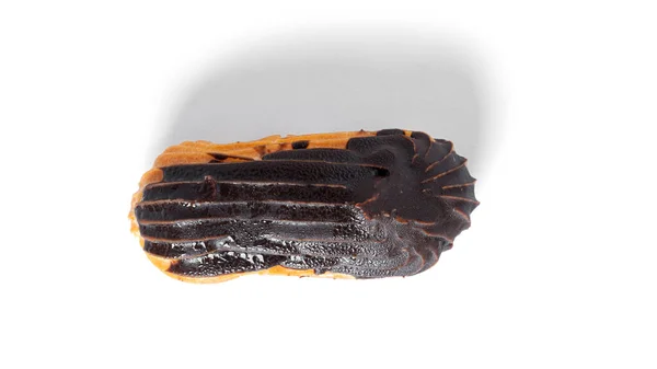 Eclairs en esmalte de chocolate aislado sobre un fondo blanco. —  Fotos de Stock