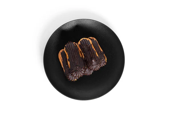 Eclairs in Schokoladenglasur isoliert auf weißem Hintergrund. — Stockfoto