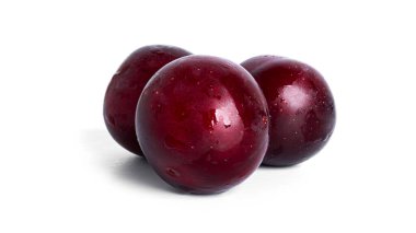 Erikler beyaz arka planda izole edilmiş. Erik meyvesi..