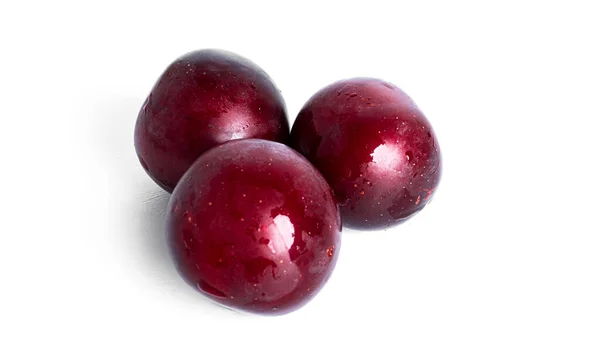 Plum diisolasi pada latar belakang putih. Buah plum. — Stok Foto