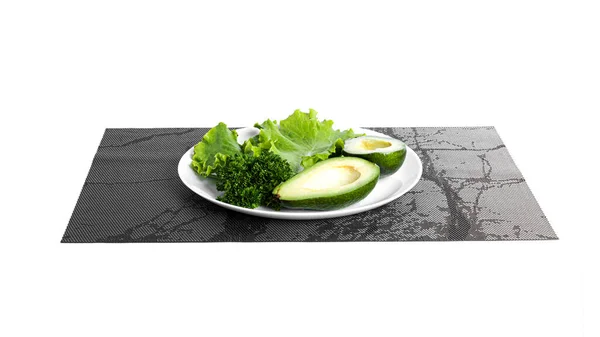 Placa vegetariana com legumes isolados em um fundo branco. Folhas de alface, abacate e salsa encaracolada em um prato. — Fotografia de Stock