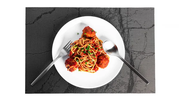白い背景に隔離されたトマトソースのミートボールとスパゲティ. — ストック写真
