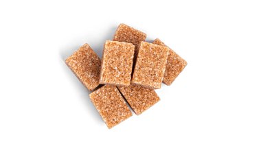 Beyaz arkaplandaki küp şeklinde Demerara kamış şekeri.