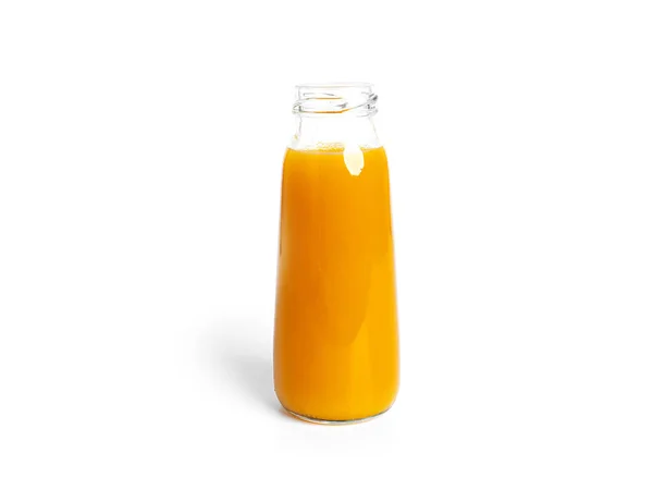 Apelsinjuice i flaska isolerad på en vit bakgrund. — Stockfoto