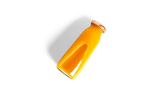 흰색 배경에 고립 된 병에 오렌지 주스. — 스톡 사진