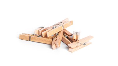 Ahşap mandallar beyaz arka planda izole edilmiş..