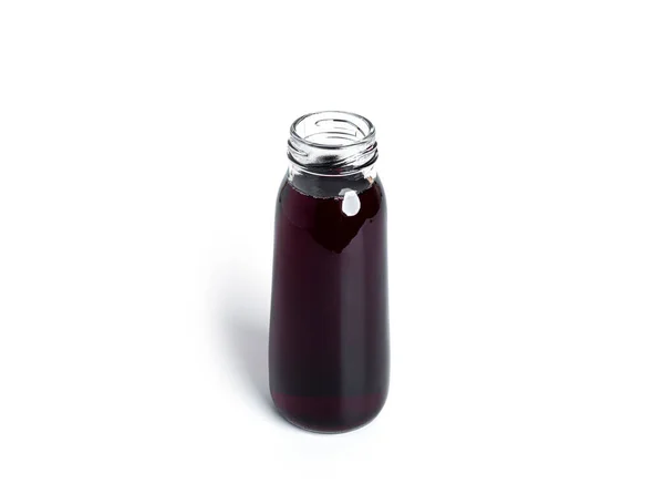 Cherry šťáva v láhvi izolované na bílém pozadí. — Stock fotografie